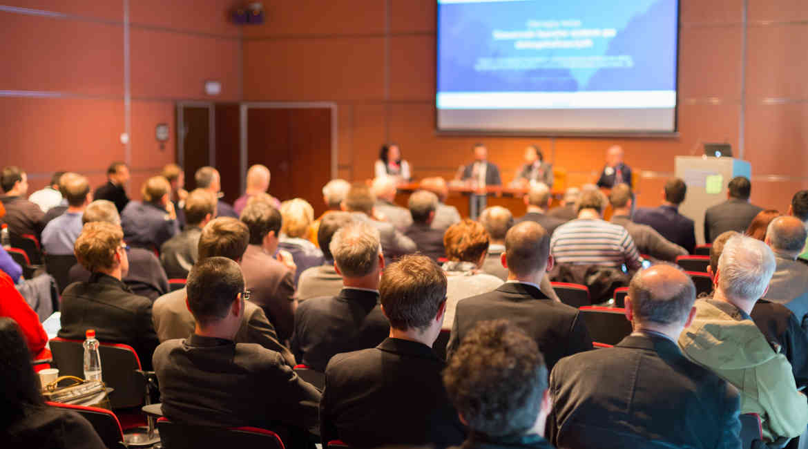 Persone che partecipano a una conferenza in sala