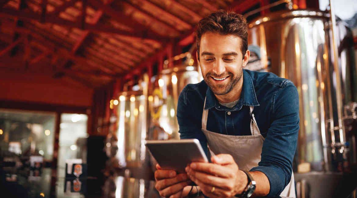 Uomo che utilizza un tablet in un laboratorio produttivo
