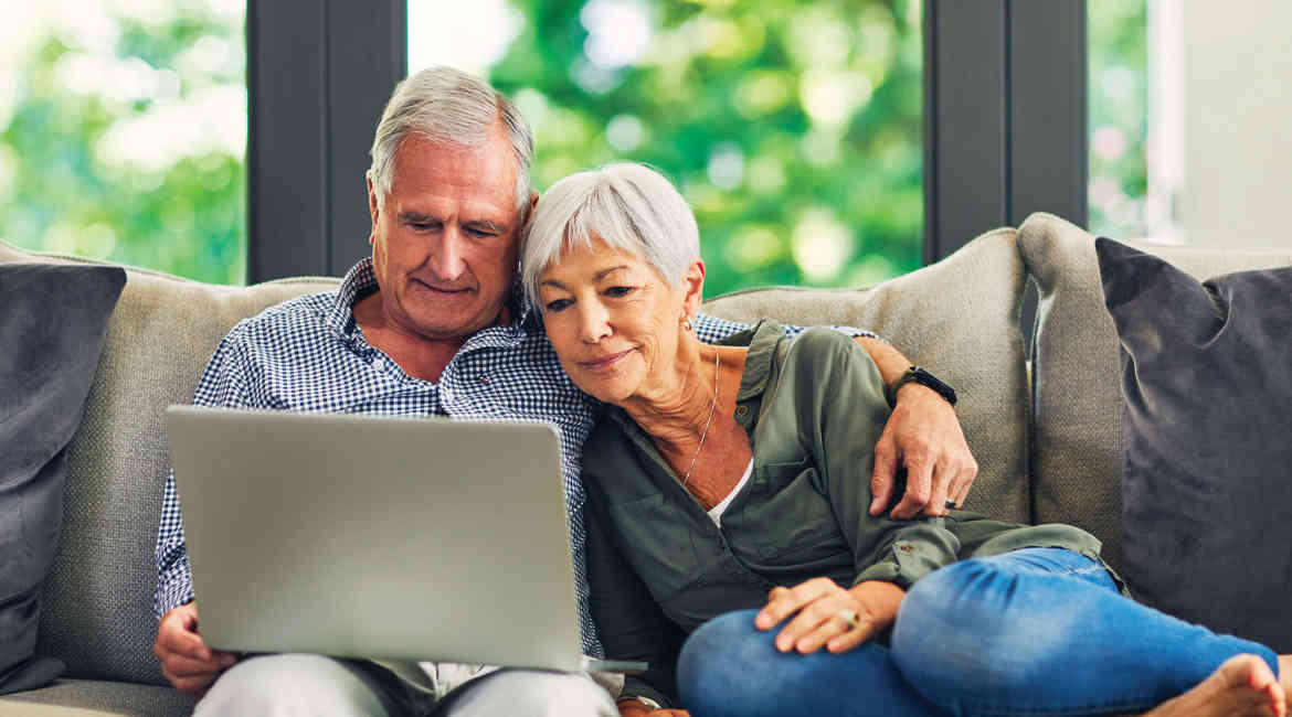 Persone anziane che utilizzano un computer portatile insieme